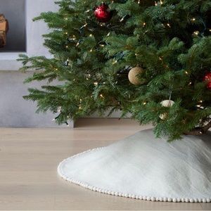Pompom tree skirt